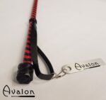 Avalon - LANCE - Klassisk Ridepisk i Lær - Rød og Sort
