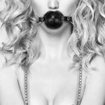 Ouch! Black & White - Ballgag med pustehull og brystklyper- Sort 