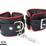 Avalon - ALCHEMY - Polstrede Håndcuffs - Sort og Rødt