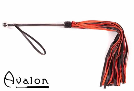 Avalon - SORCERESS - Sort og rød flogger med langt metall håndtak