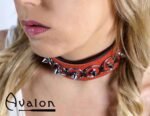 Avalon - CHERISHED - Collar med Spisse Nagler og Ringer - Rødt og Svart