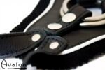 Avalon - TAKEN - Strap-on sele i sort og hvitt lær